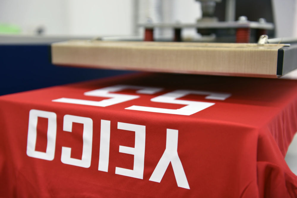 Camiseta deportiva personalizada mediante técnica vinilo.
